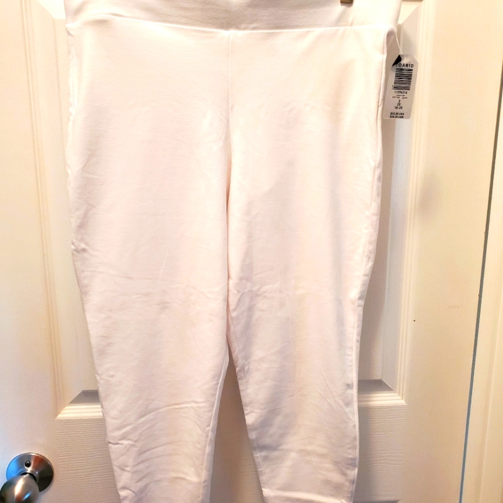 White capri leggings